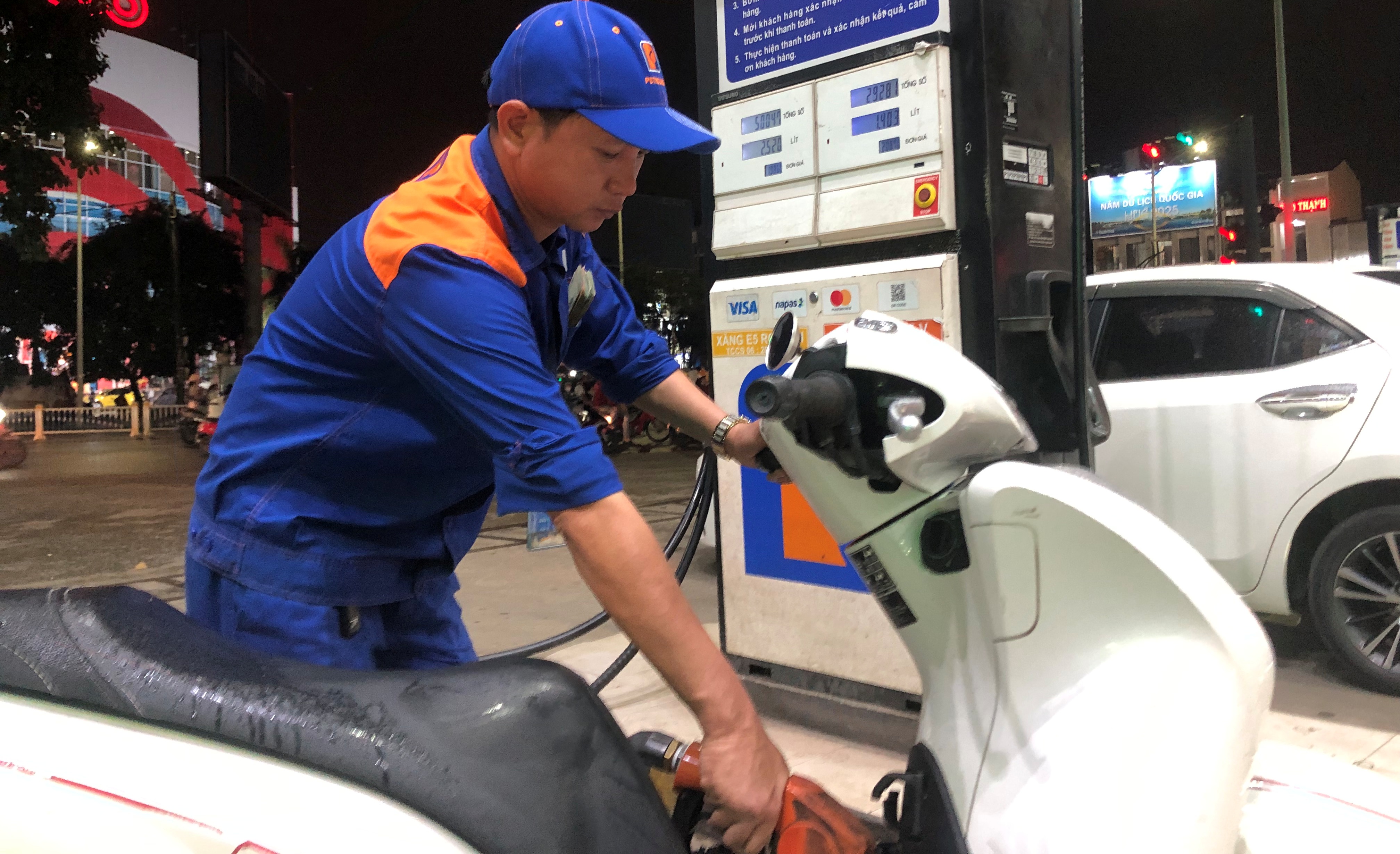 Giá xăng được điều chỉnh tăng sau 5 phiên giảm liên tiếp