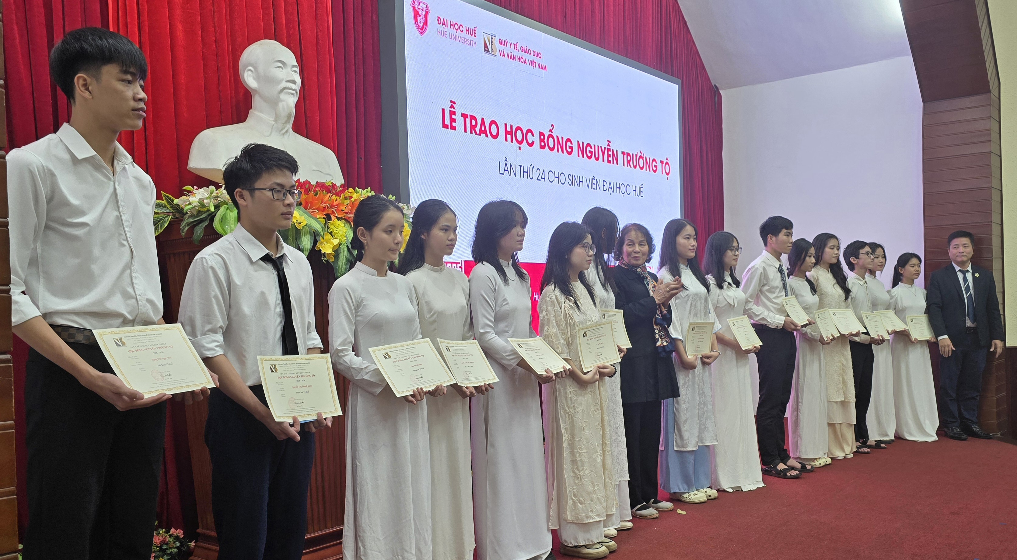 Đại học Huế trao 157 suất học bổng Nguyễn Trường Tộ cho sinh viên