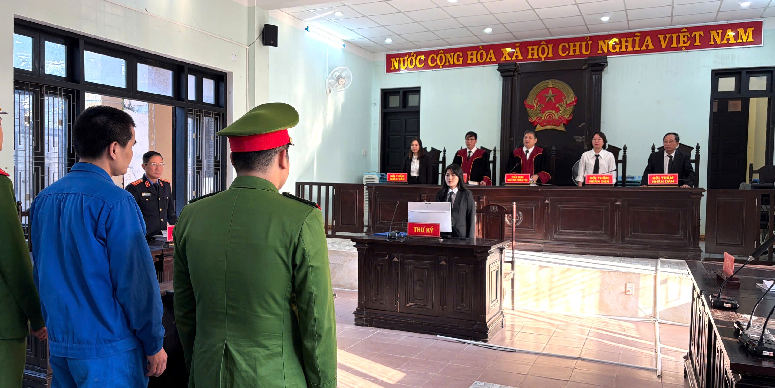 Không trả tiền xe, dùng kéo đâm người Lĩnh 9 năm tù