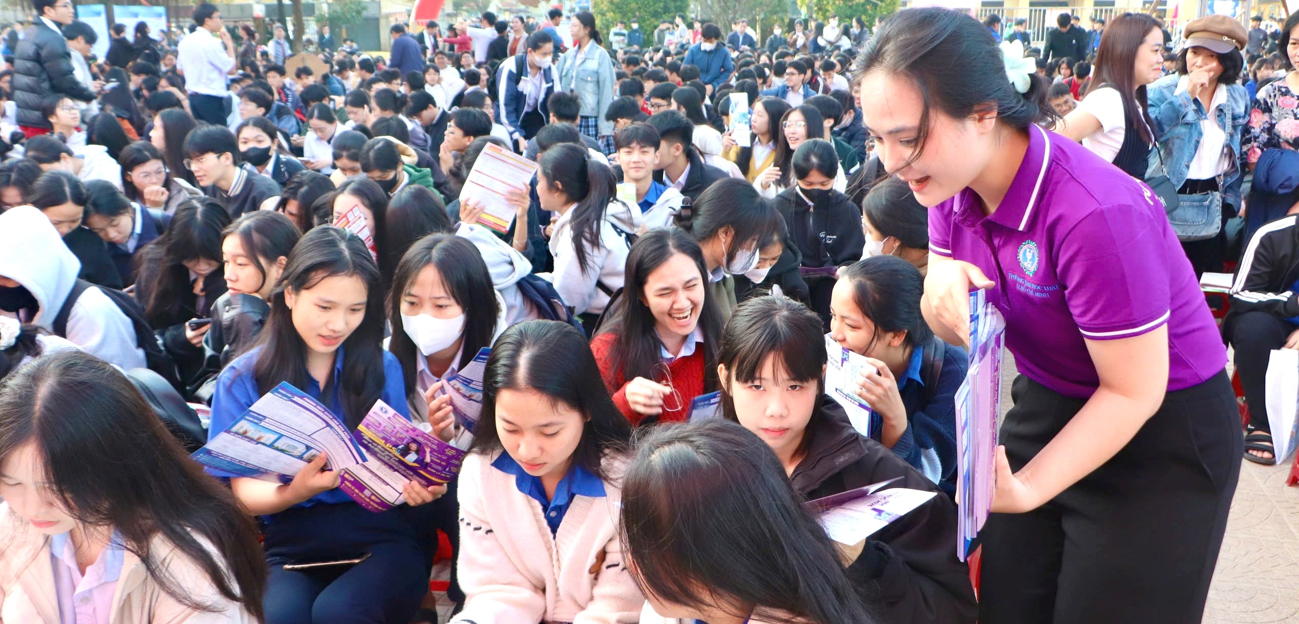 Hơn 2 700 học sinh được tư vấn tuyển sinh - hướng nghiệp