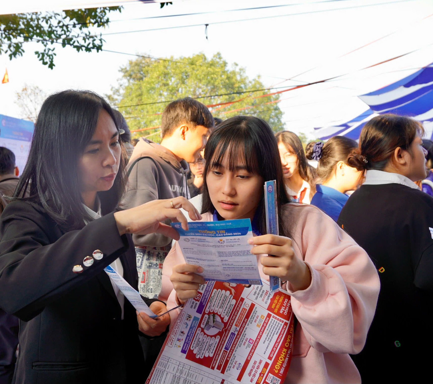 Tư vấn hướng nghiệp của Trường Đại học Y - Dược thu hút sự quan tâm của học sinh