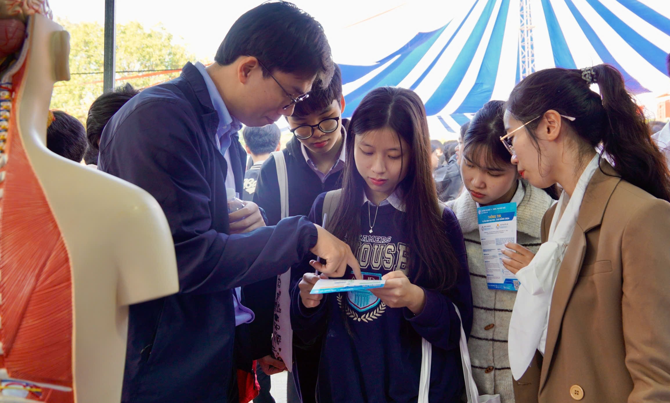 Tư vấn hướng nghiệp của Trường Đại học Y - Dược thu hút sự quan tâm của học sinh