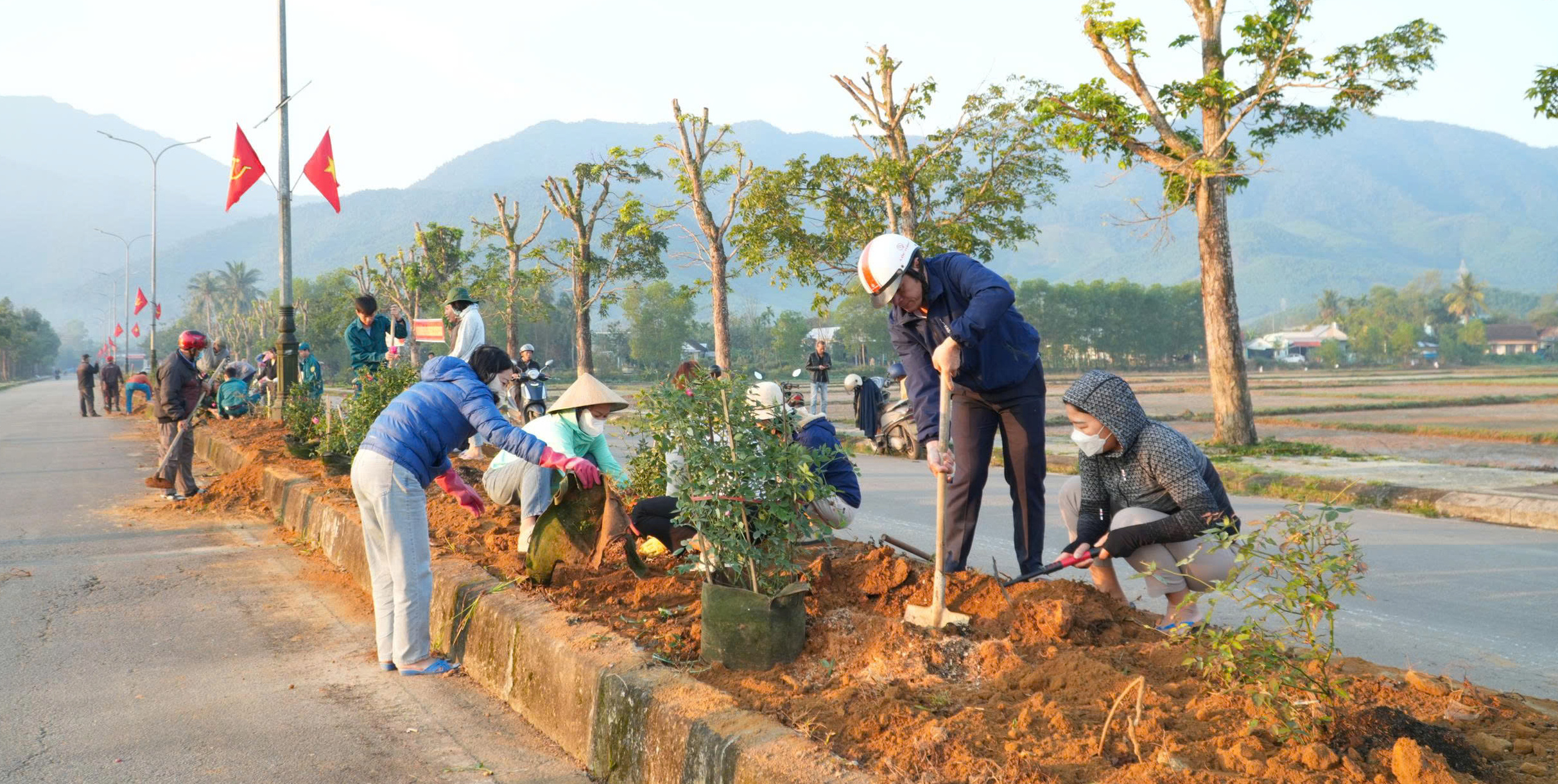 Phú Lộc ra quân làm đẹp tuyến đường hoa