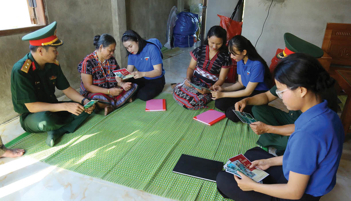 Màu áo xanh tri thức trẻ đến với bà con đồng bào