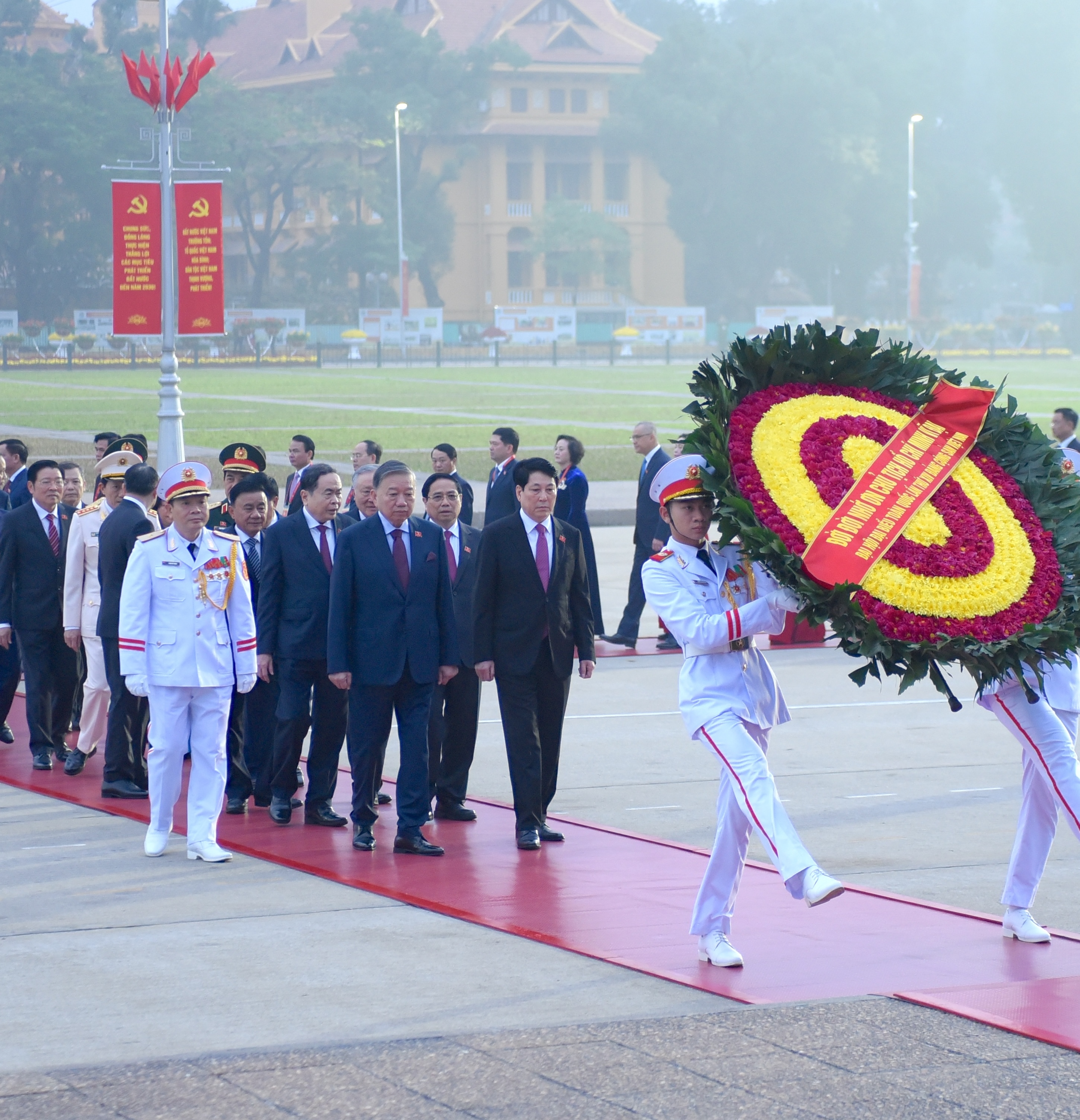 Đại biểu dự Đại hội đại biểu toàn quốc lần thứ XIV của Đảng vào Lăng viếng Chủ tịch Hồ Chí Minh