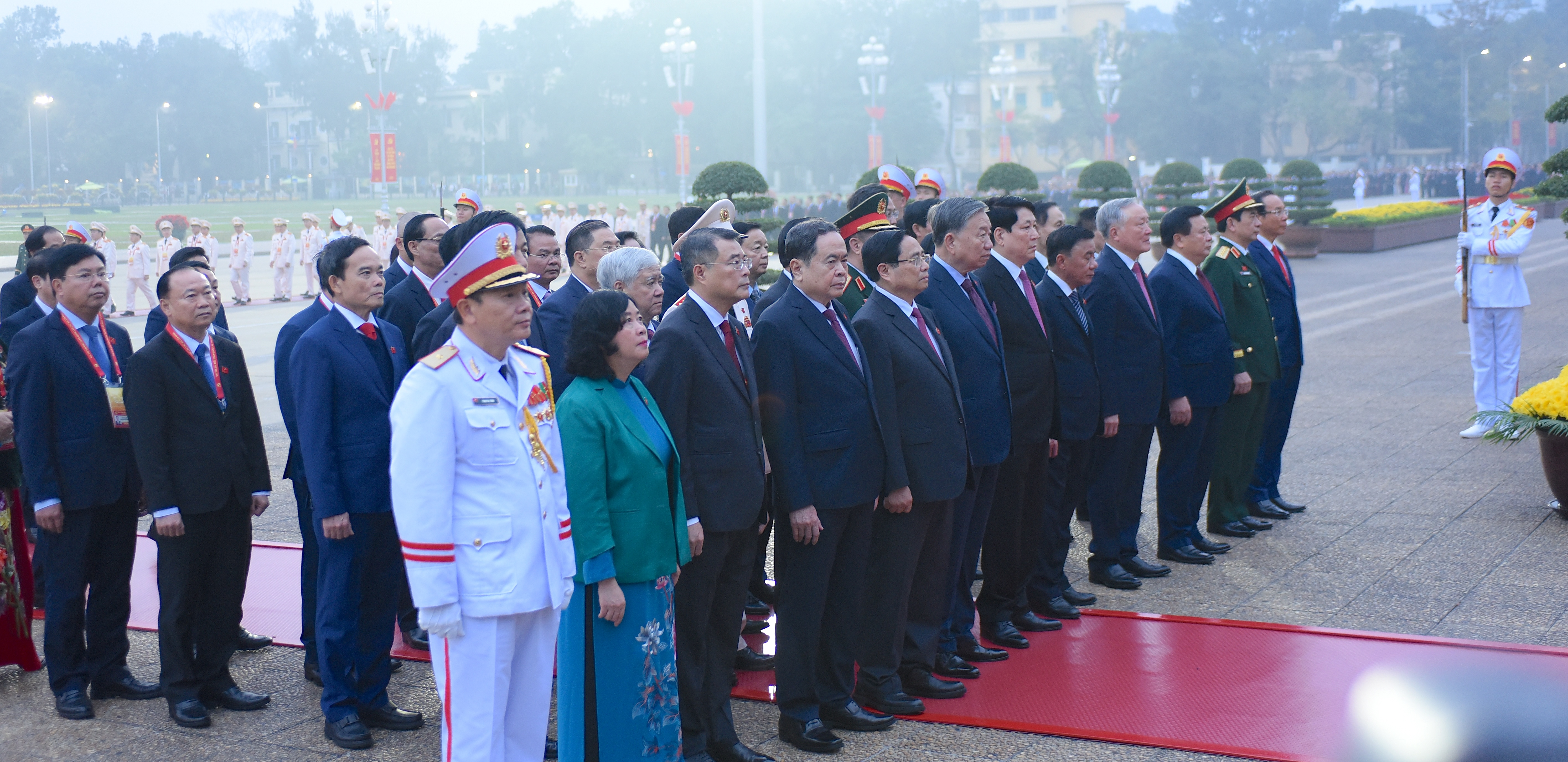 Đại biểu dự Đại hội đại biểu toàn quốc lần thứ XIV của Đảng vào Lăng viếng Chủ tịch Hồ Chí Minh
