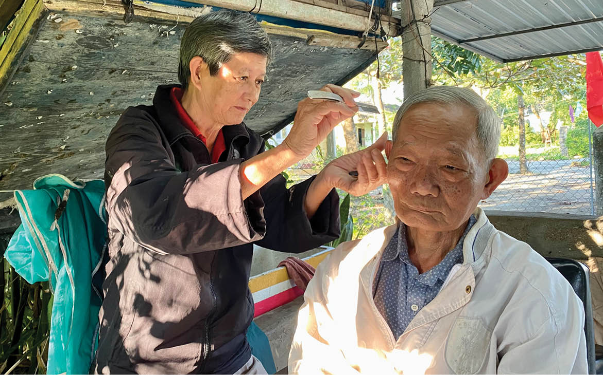 50 năm với kéo, tông đơ