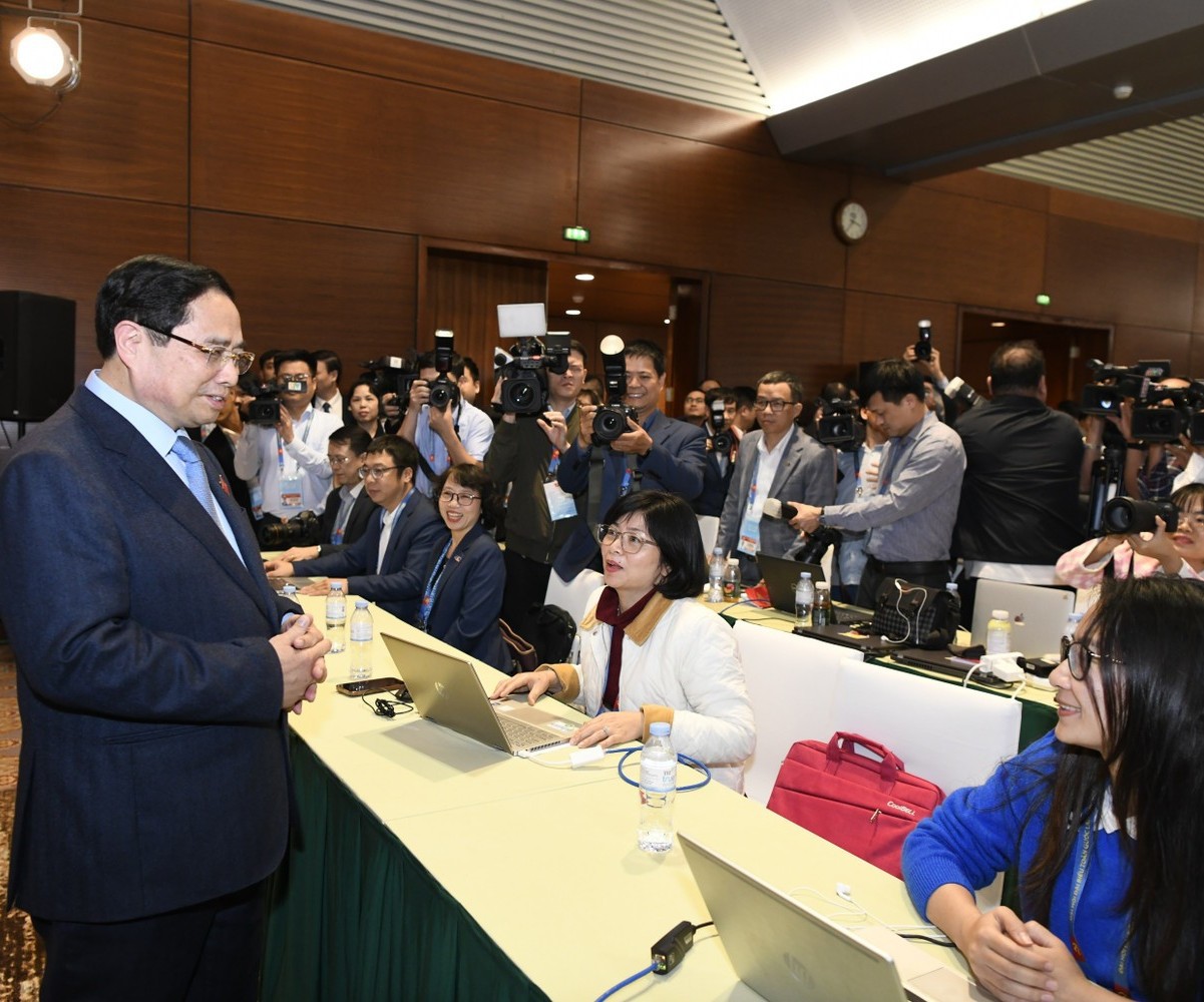 Thủ tướng Phạm Minh Chính thăm, động viên phóng viên báo chí tác nghiệp tại Đại hội Đảng lần thứ XIV