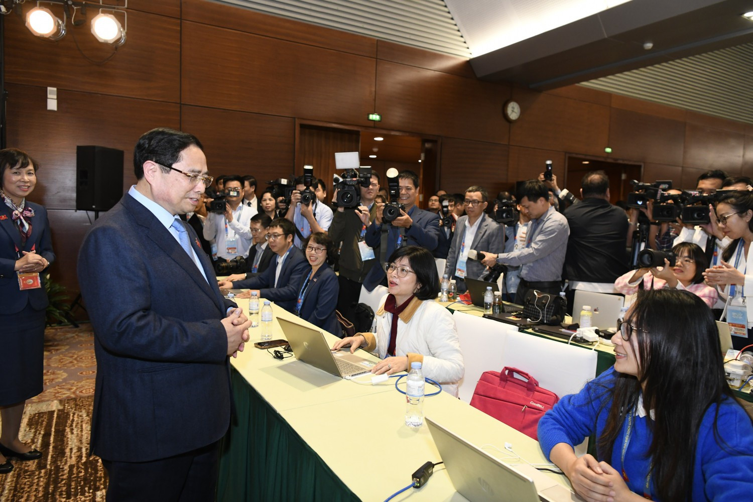 Thủ tướng Phạm Minh Chính thăm, động viên phóng viên báo chí tác nghiệp tại Đại hội Đảng lần thứ XIV