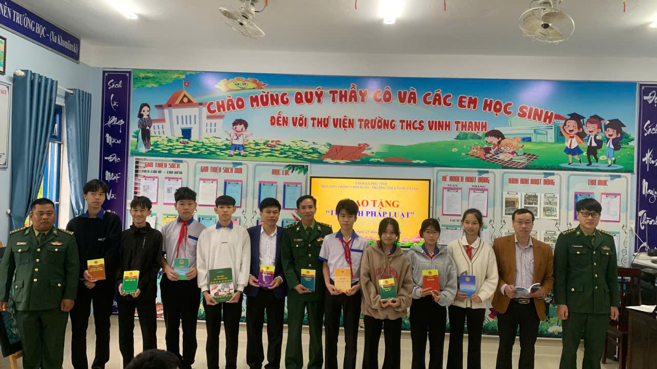 Tặng “tủ sách pháp luật” cho Trường THCS Vinh Thanh