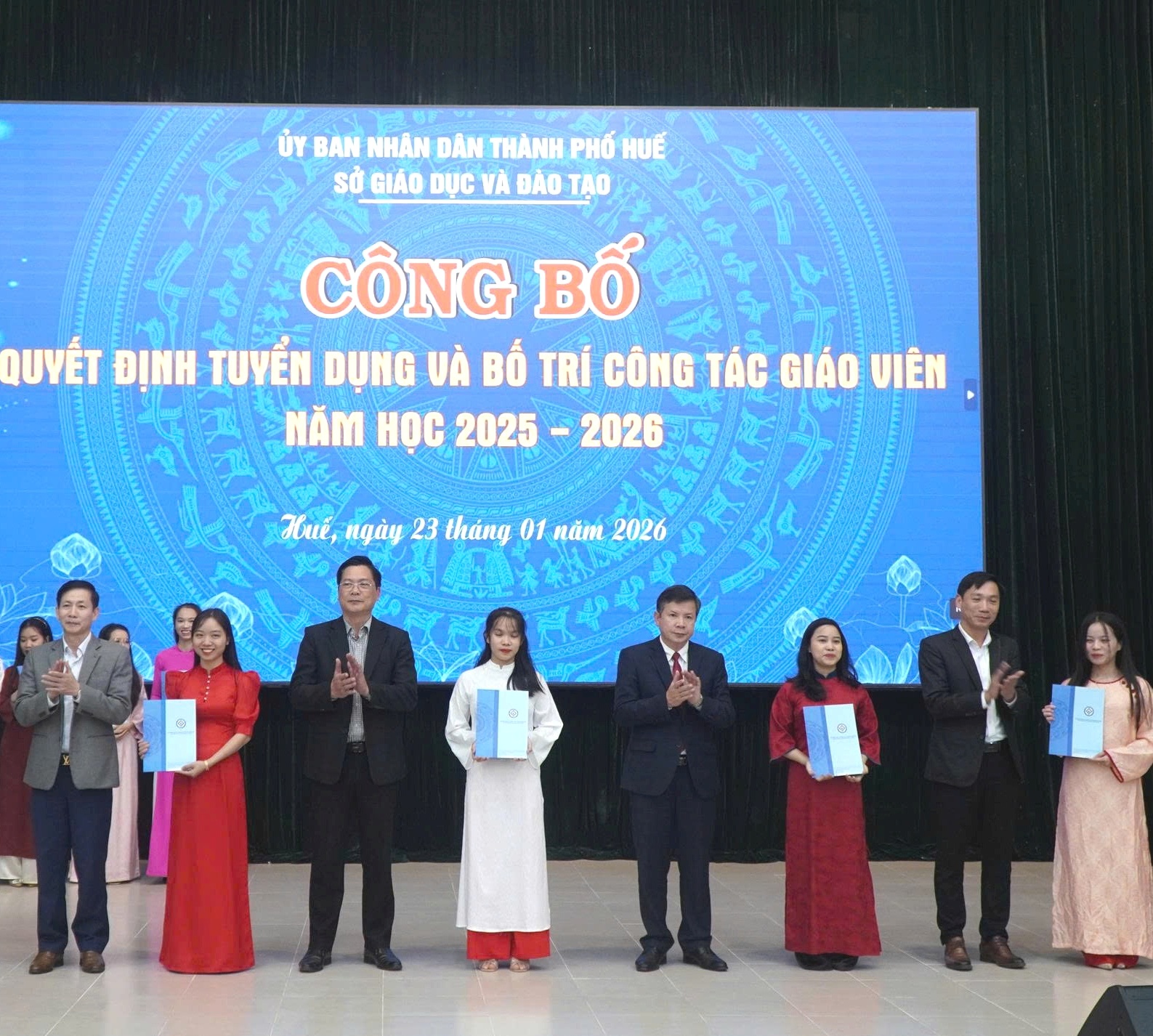 Trao quyết định cho 140 giáo viên trúng tuyển