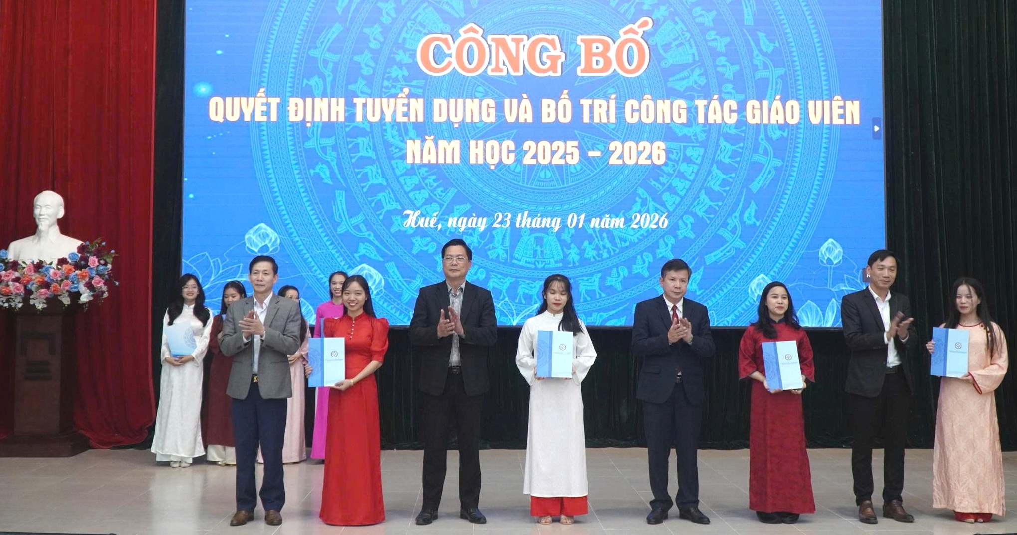 Trao quyết định cho 140 giáo viên trúng tuyển