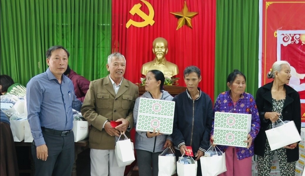 Trao 200 suất quà Tết đến các hộ khó khăn xã Quảng Điền
