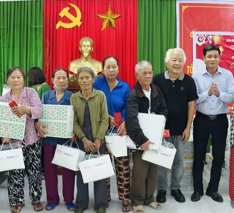 Trao 200 suất quà Tết đến các hộ khó khăn xã Quảng Điền