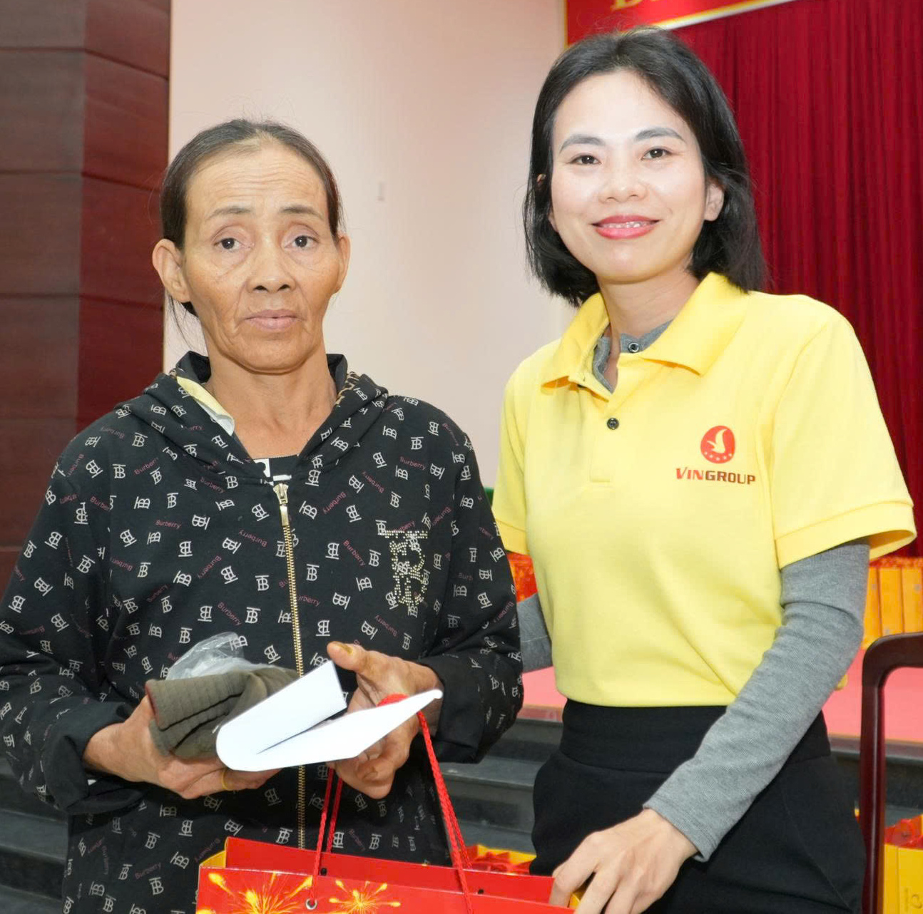 Trao 600 suất quà tết cho người dân các xã Phú Lộc, Vinh Lộc