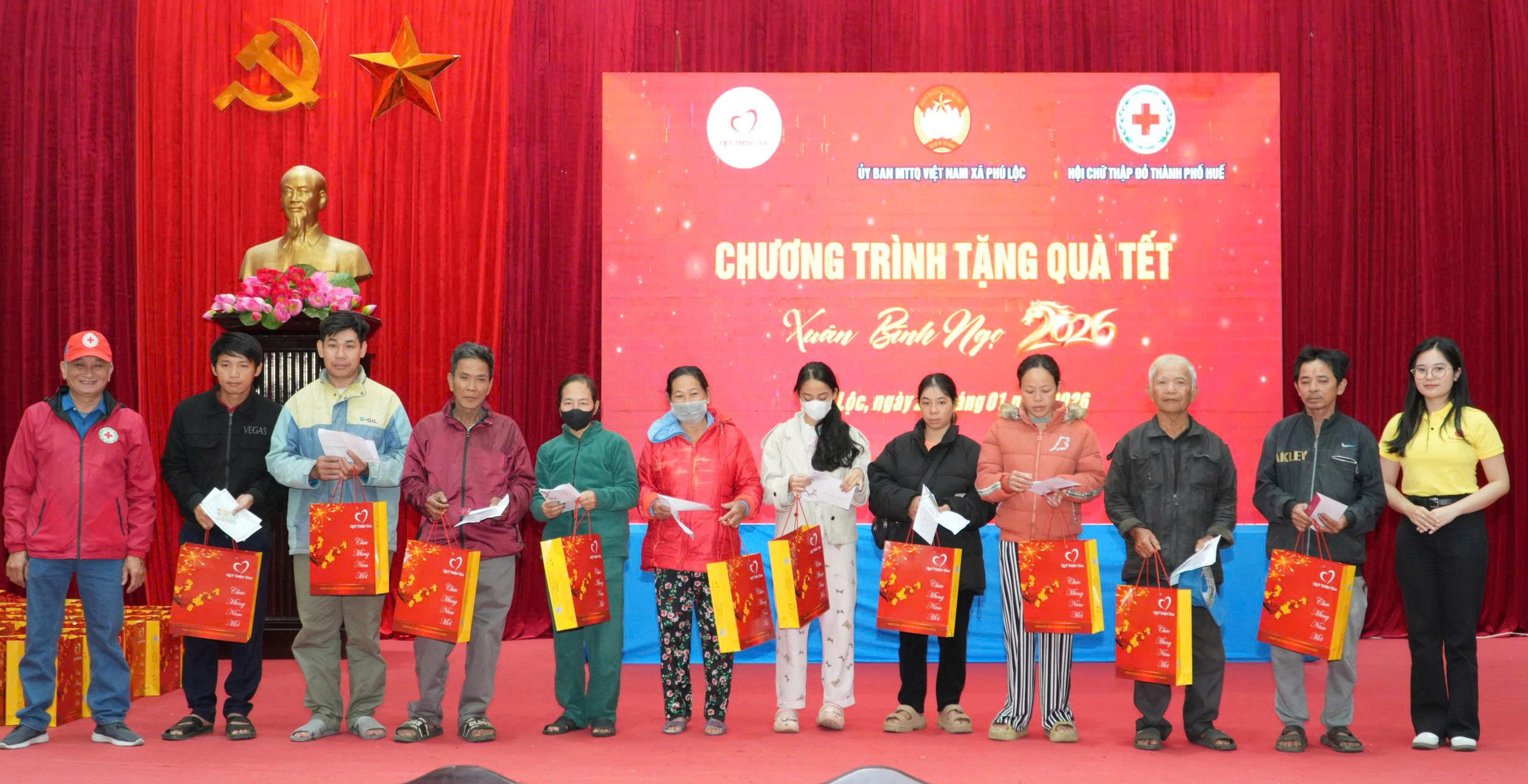 Trao 600 suất quà tết cho người dân các xã Phú Lộc, Vinh Lộc