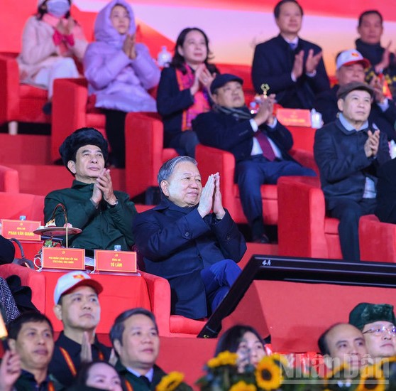 Tổng Bí thư Tô Lâm dự chương trình nghệ thuật đặc biệt Dưới lá cờ vẻ vang của Đảng”