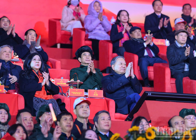 Tổng Bí thư Tô Lâm dự chương trình nghệ thuật đặc biệt Dưới lá cờ vẻ vang của Đảng”