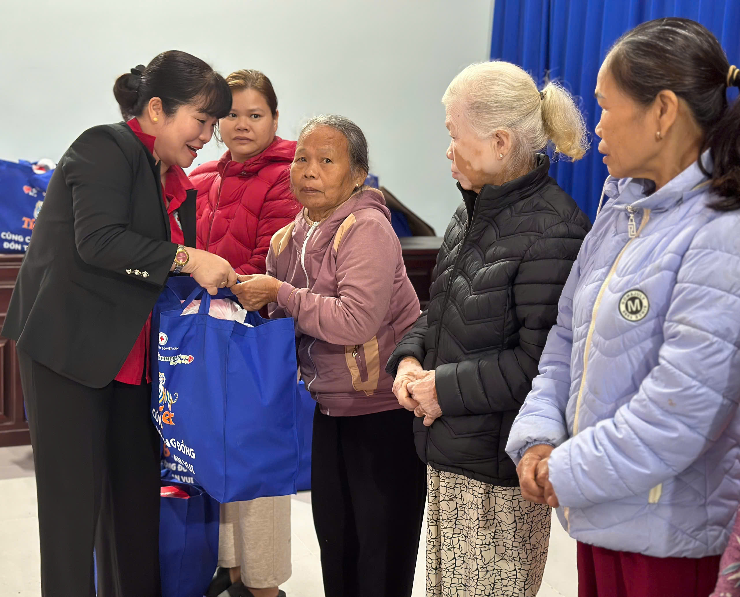 Ấm áp “Chợ Tết Nhân ái” tại xã Chân Mây - Lăng Cô