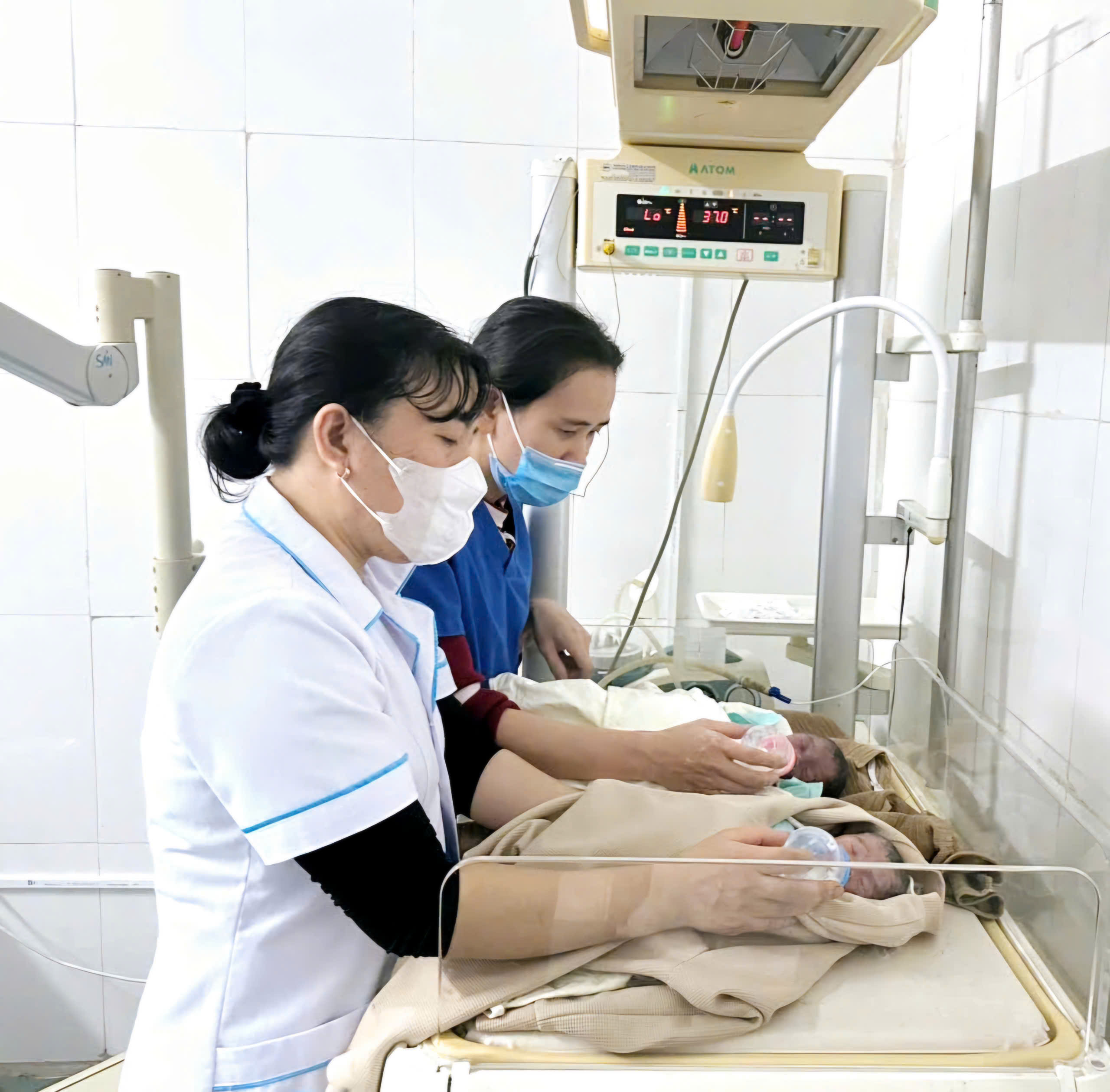 Đỡ đẻ thành công ca sinh đôi trên xe khách Bắc - Nam