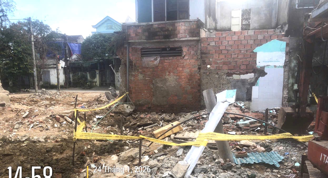 Phát hiện, xử lý bom bi trong khi đào móng xây nhà