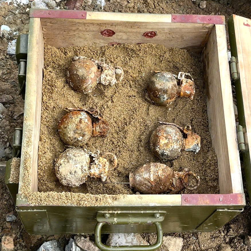 Phát hiện, xử lý bom bi trong khi đào móng xây nhà