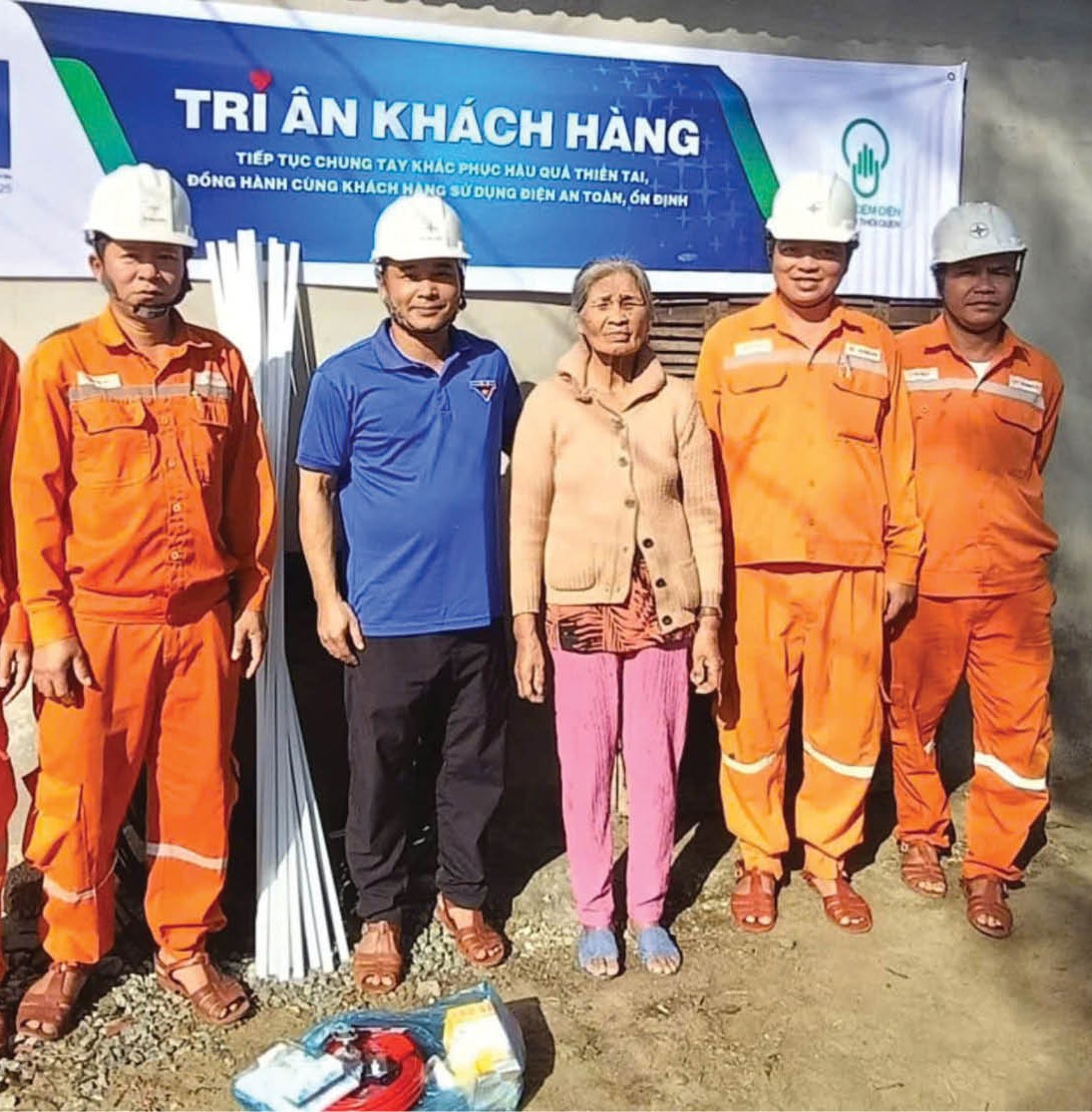 Chung tay cùng “Chiến dịch Quang Trung” Nhà xong, điện đến