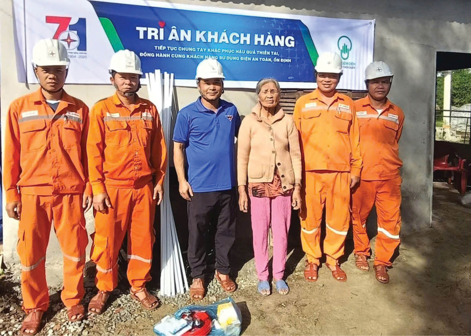 Chung tay cùng “Chiến dịch Quang Trung” Nhà xong, điện đến