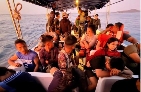 Philippines Chìm phà chở hơn 350 người, ít nhất 8 người thiệt mạng