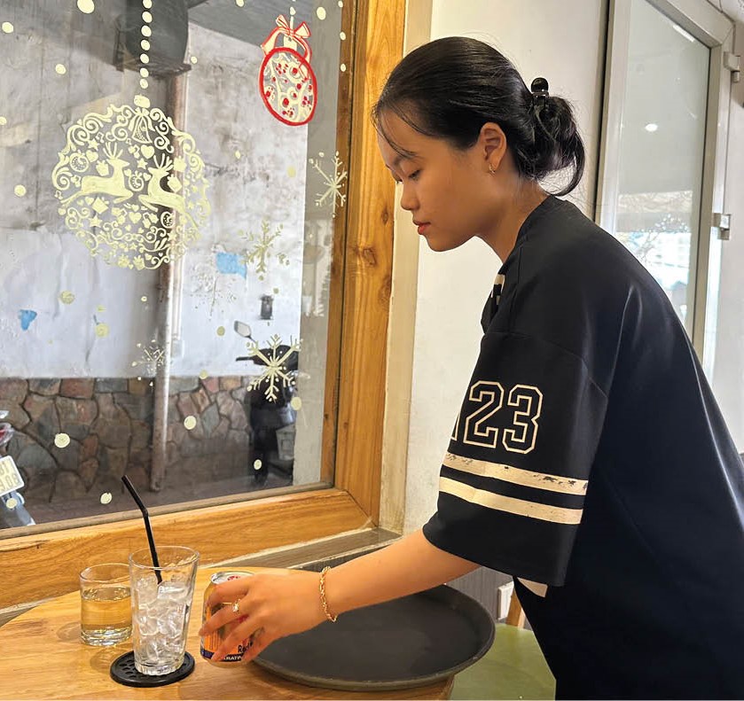 Sinh viên tranh thủ làm thêm dịp Tết