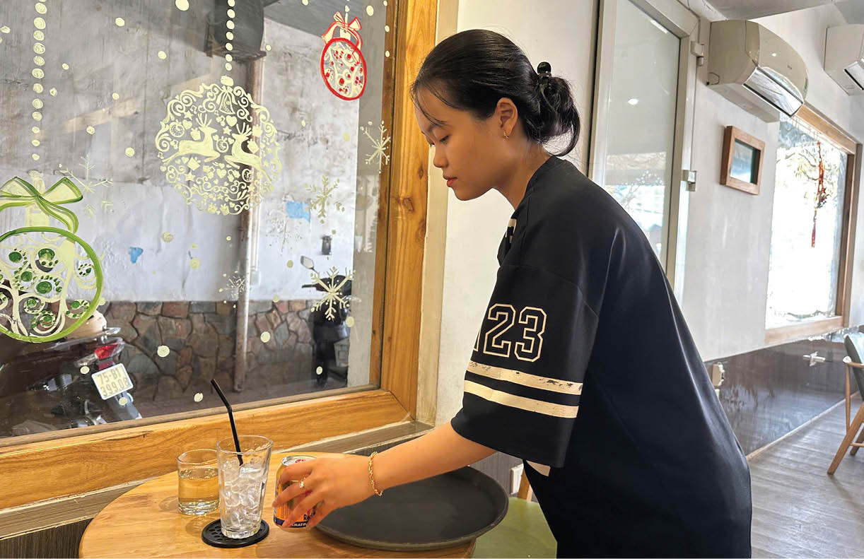 Sinh viên tranh thủ làm thêm dịp Tết