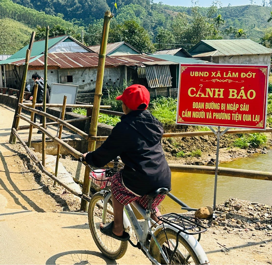 Sớm khắc phục việc sạt lở tại đập tràn và đường dân sinh ở A Lưới