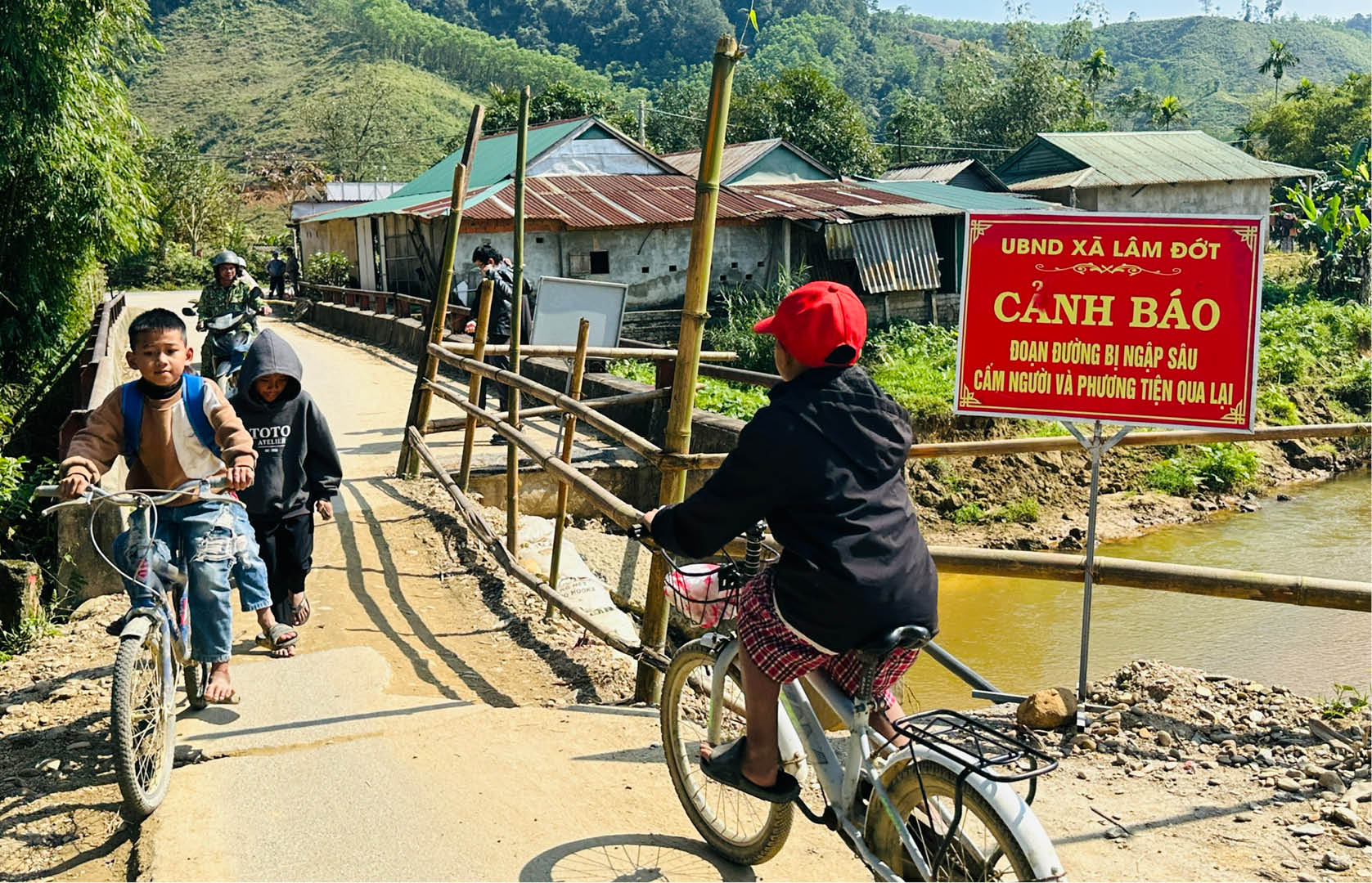 Sớm khắc phục việc sạt lở tại đập tràn và đường dân sinh ở A Lưới