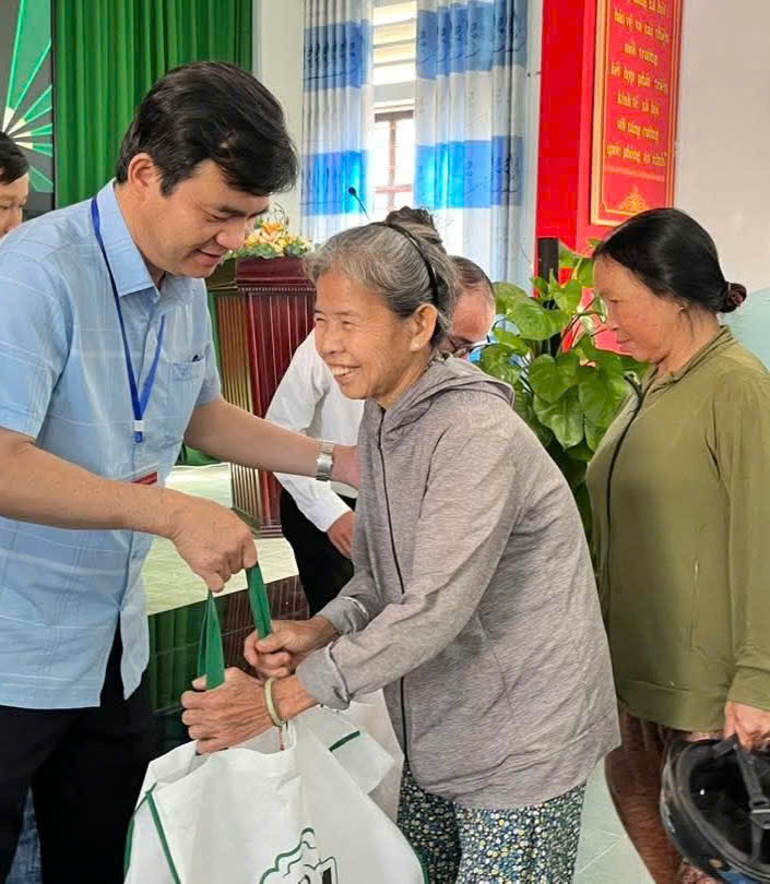 Sẻ chia Tết ấm đến người dân Kim Trà