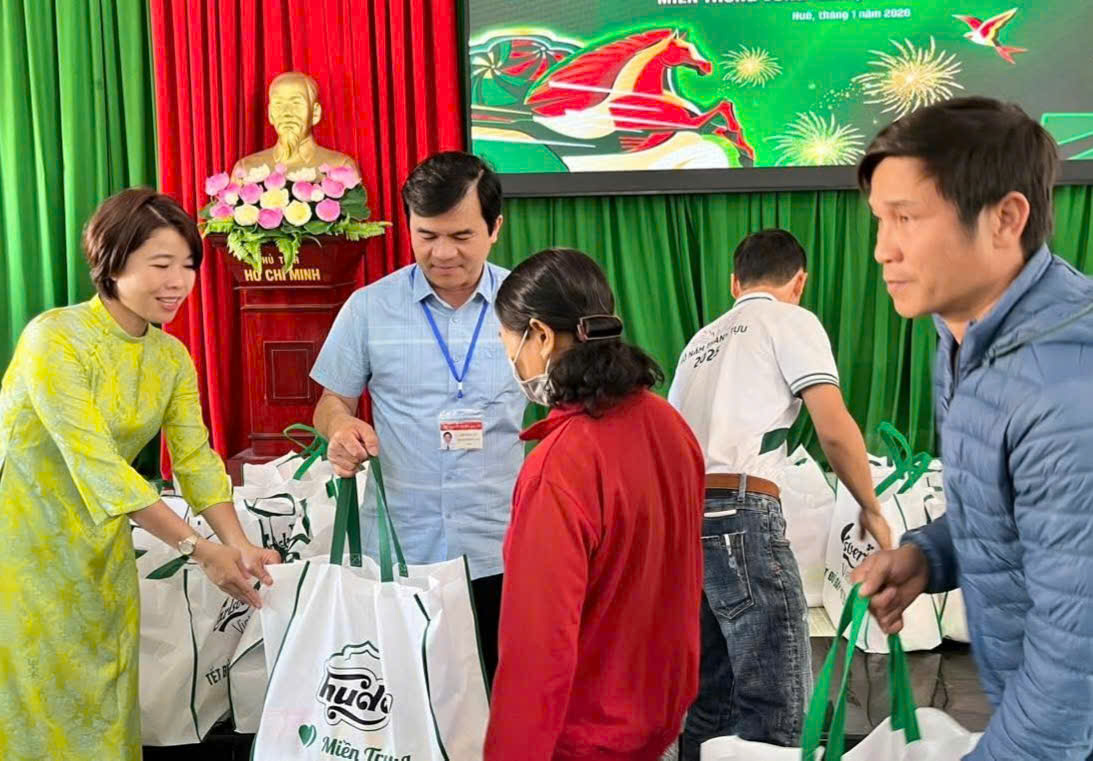 Sẻ chia Tết ấm đến người dân Kim Trà