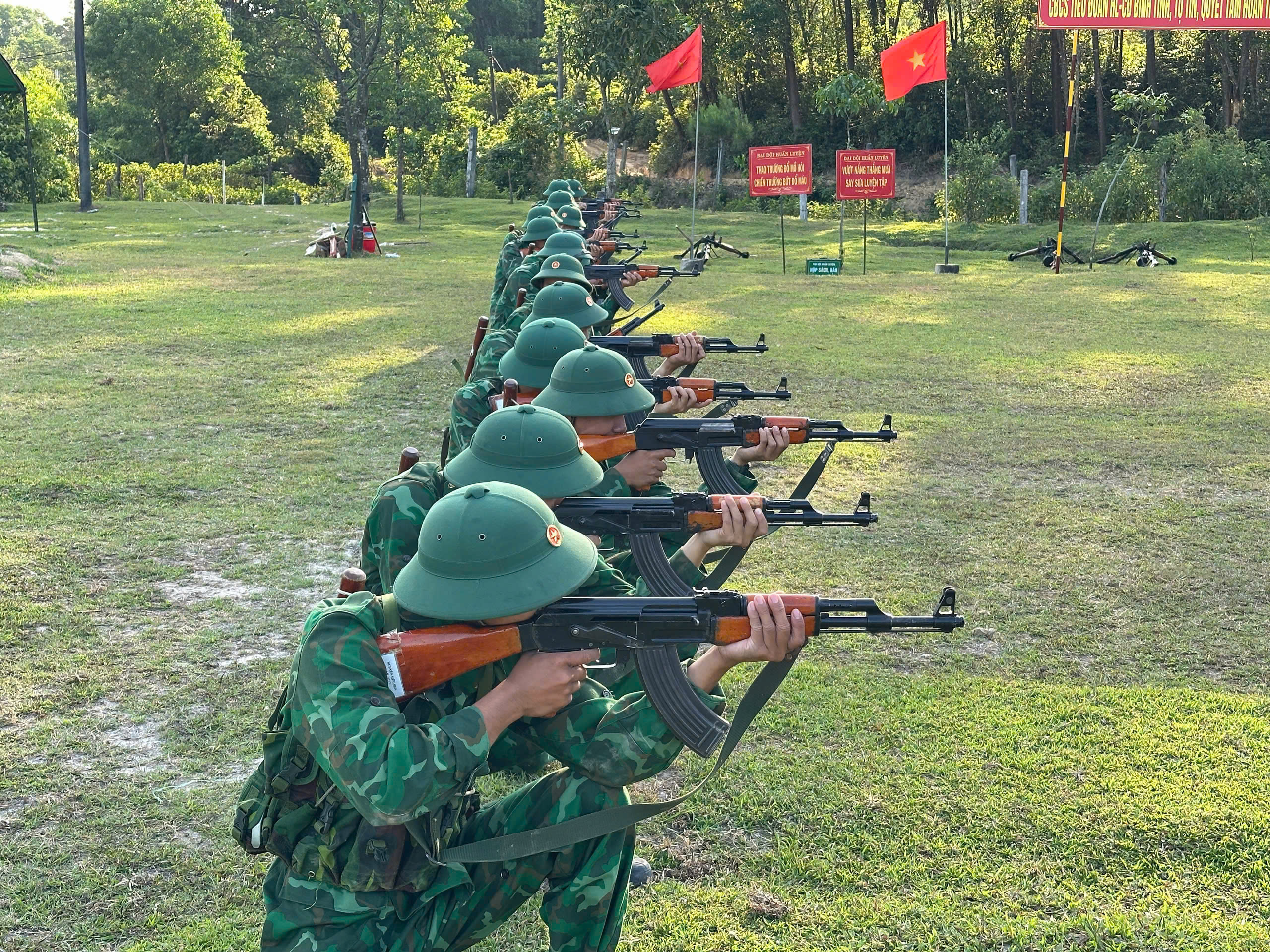 Thực hiện huấn luyện chiến đấu và quản lý, bảo vệ biên giới