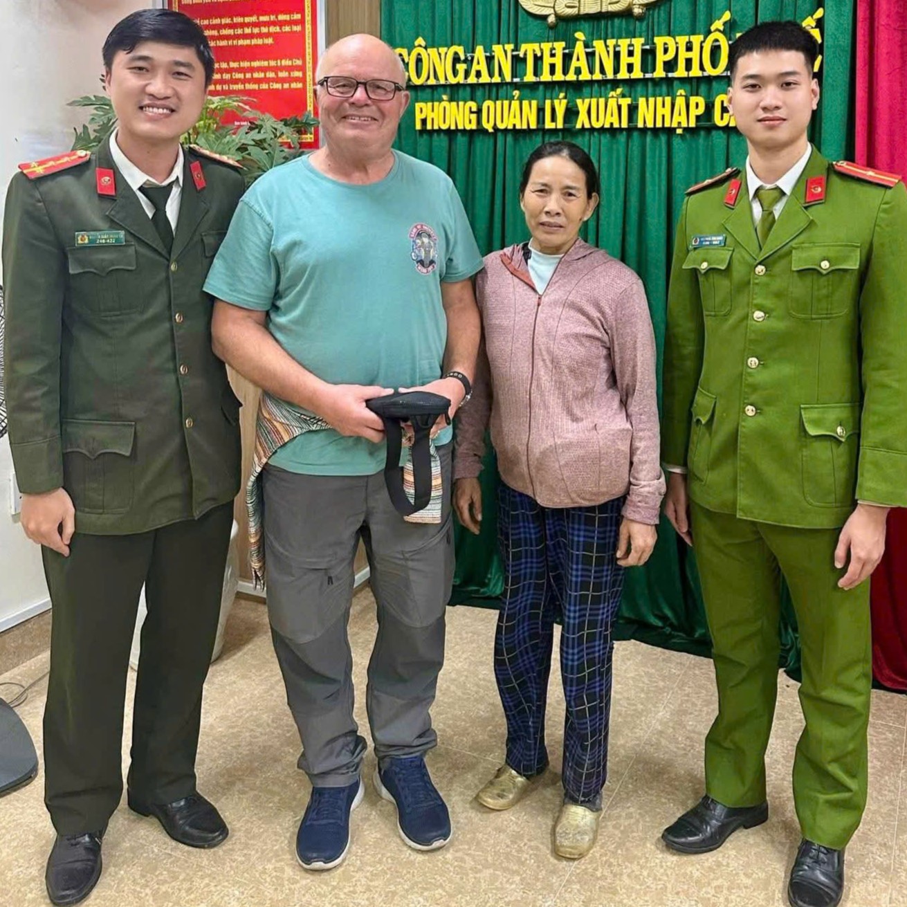 Kịp thời trao trả túi xách đánh rơi cho du khách người Anh