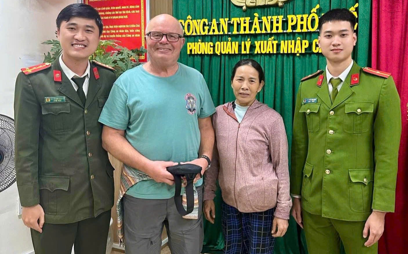 Kịp thời trao trả túi xách đánh rơi cho du khách người Anh