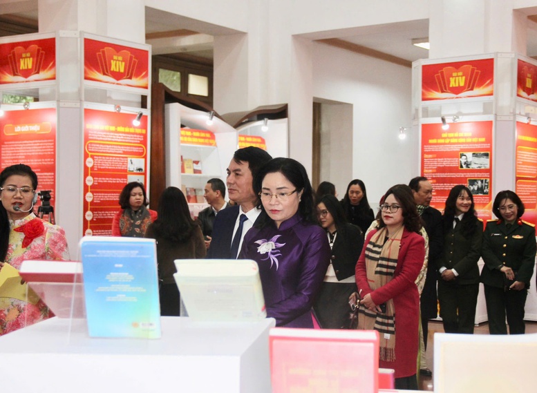 Khai mạc Triển lãm tư liệu Đảng Cộng sản Việt Nam qua các kỳ Đại hội