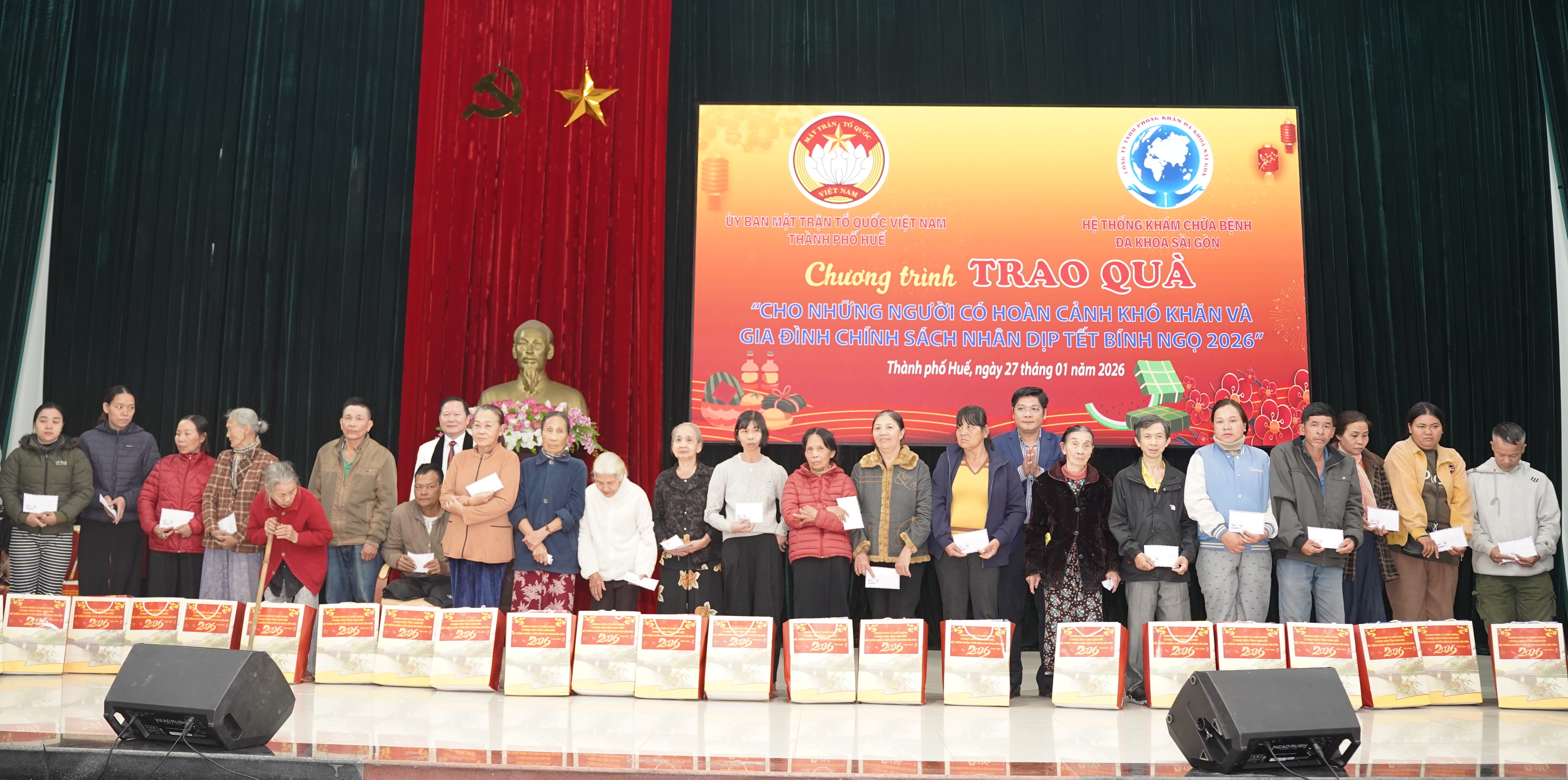 125 hộ dân có hoàn cảnh khó khăn nhận quà Tết của doanh nhân Lê Xuân Hoàng