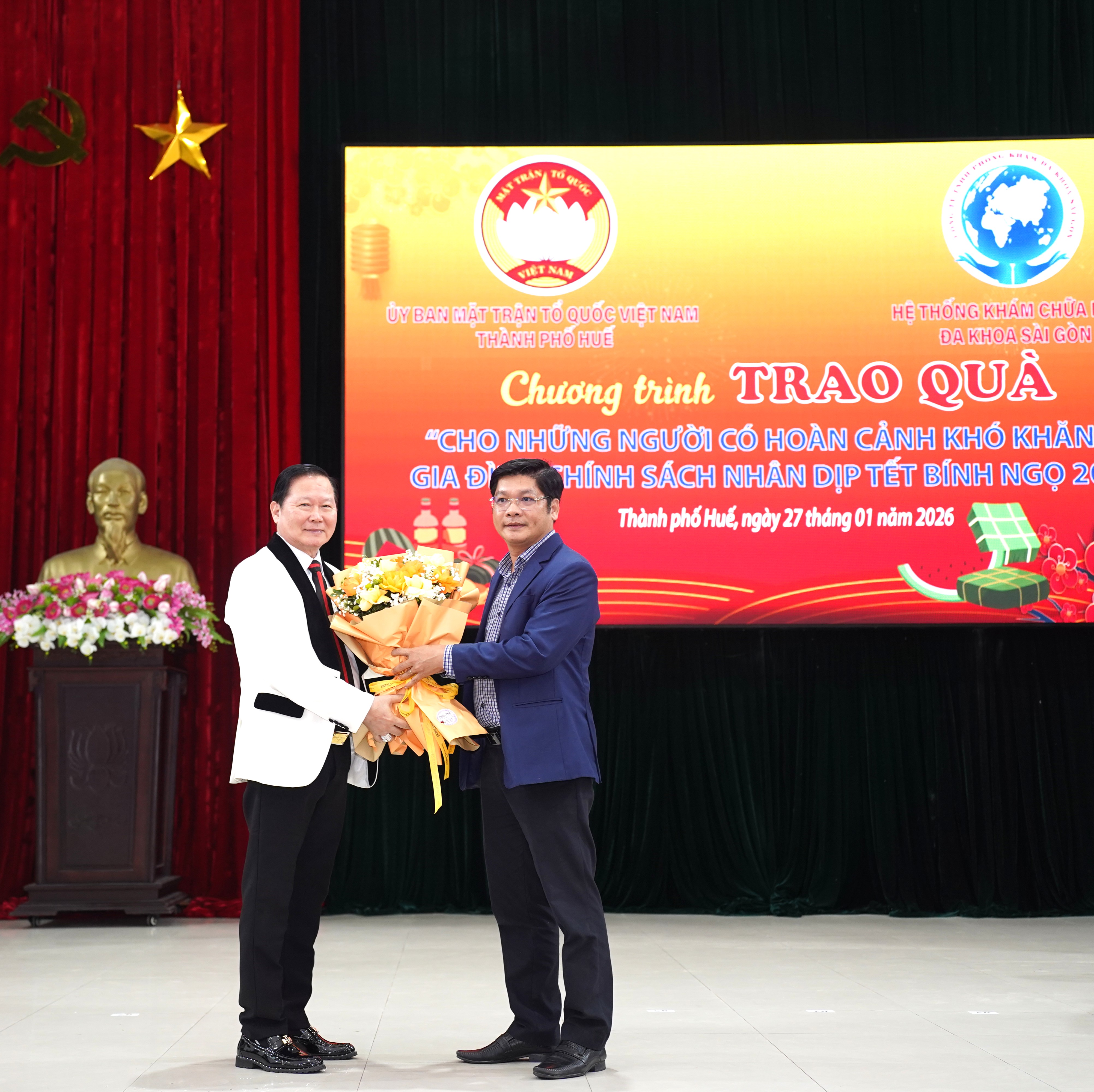 125 hộ dân có hoàn cảnh khó khăn nhận quà Tết của doanh nhân Lê Xuân Hoàng