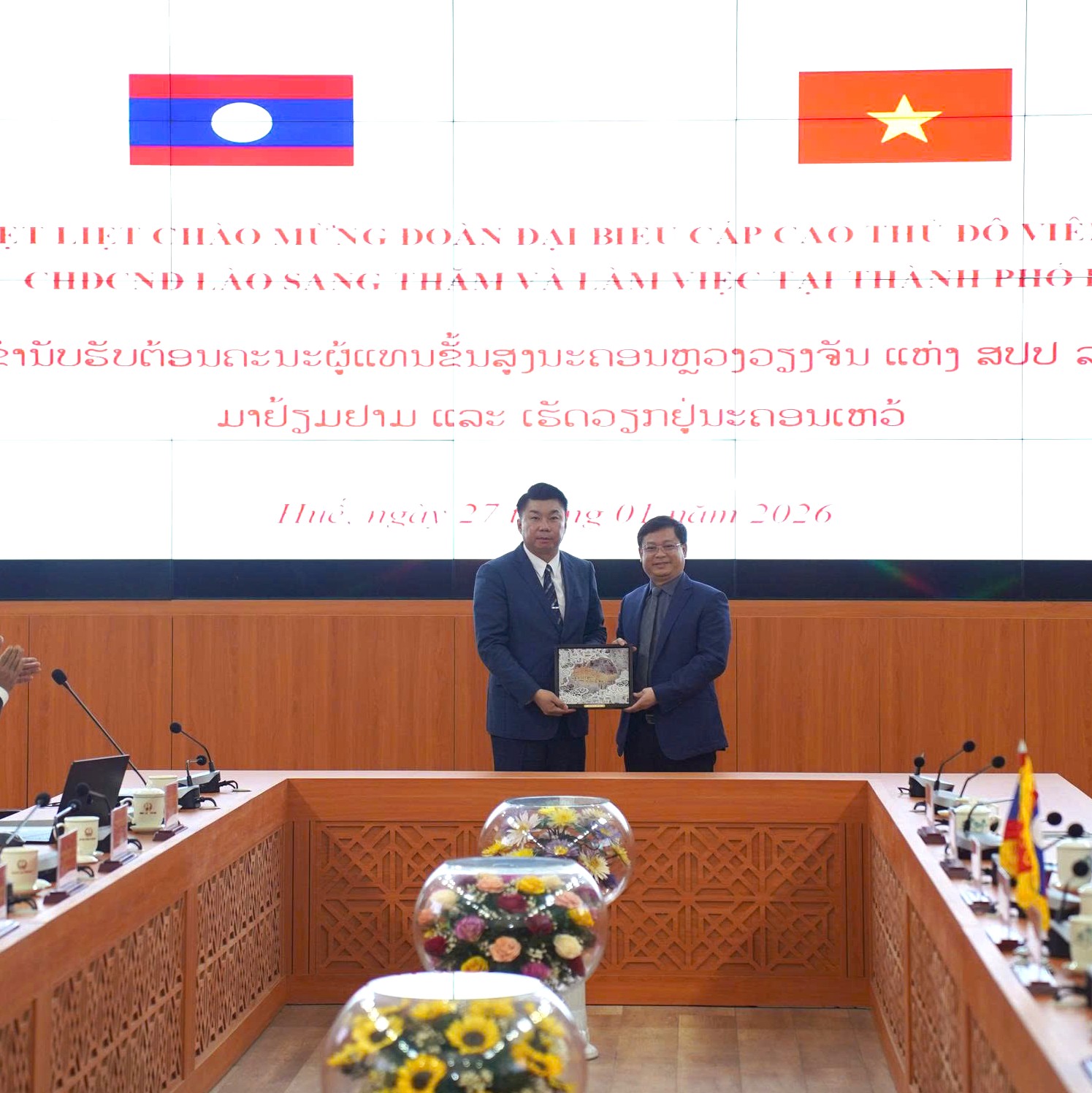 Huế chia sẻ kinh nghiệm vận hành mô hình “một cửa” và đô thị thông minh với Viêng Chăn