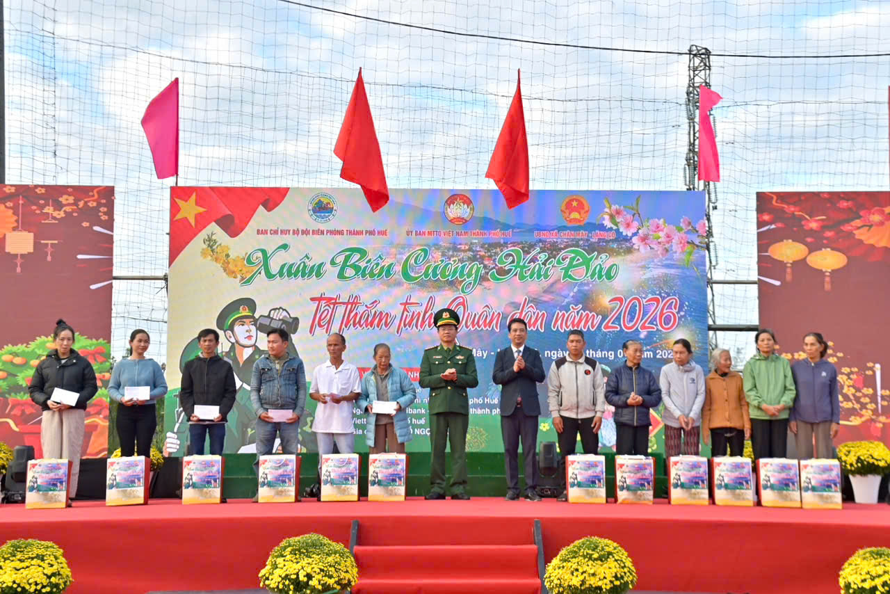 Rộn ràng “Xuân Biên cương, hải đảo – Tết thắm tình quân dân”