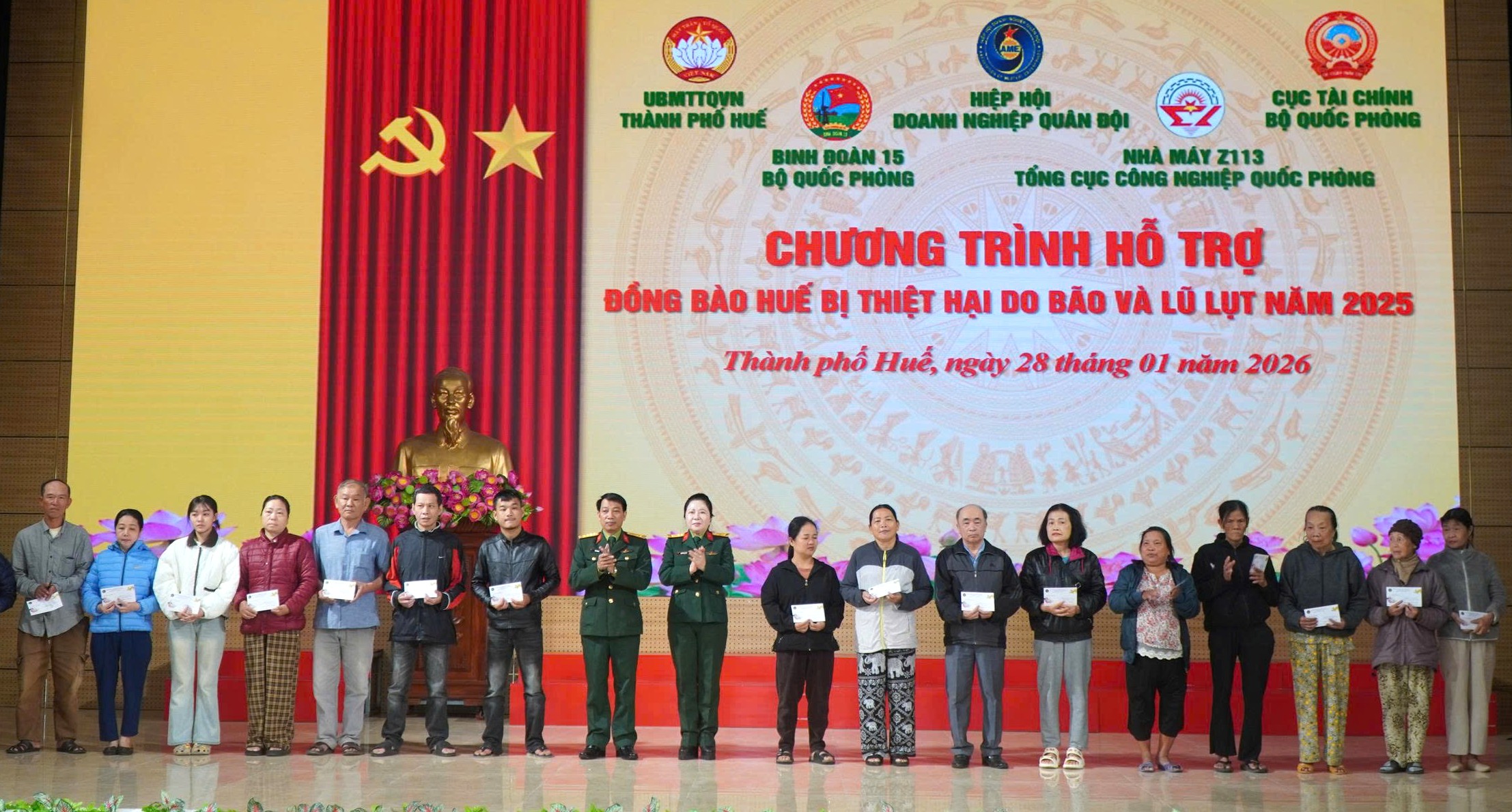 Trao gần 800 suất quà Tết cho các gia đình khó khăn