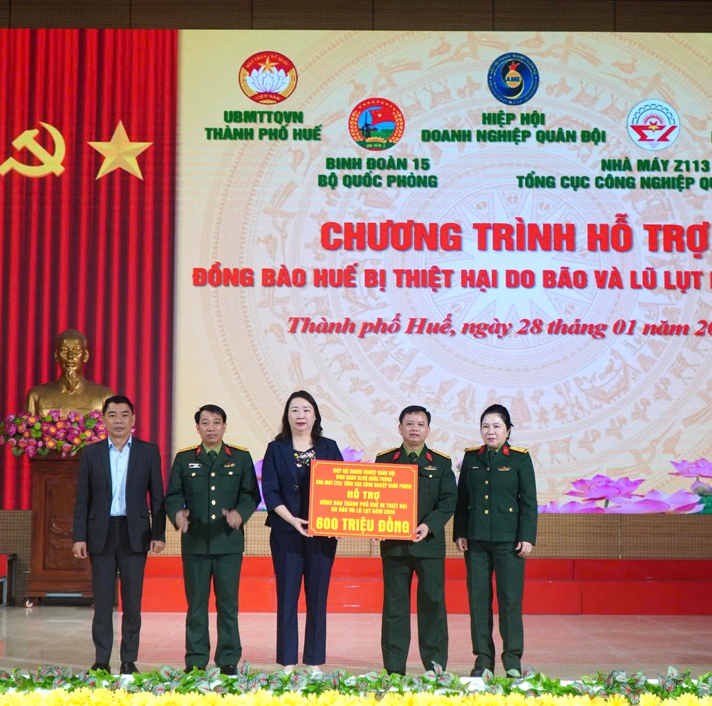 Trao gần 800 suất quà Tết cho các gia đình khó khăn