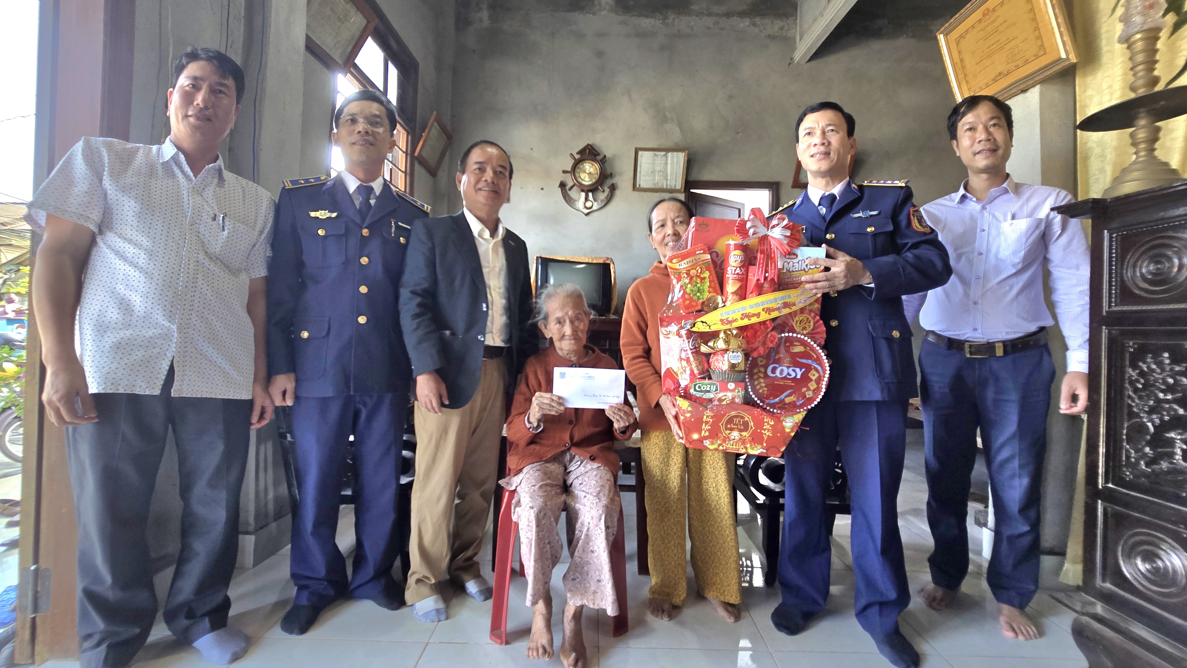 Thăm và tặng quà Tết cho các Mẹ Việt Nam Anh hùng