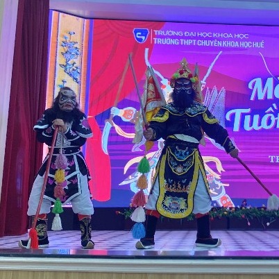 Học sinh tìm hiểu nghệ thuật mặt nạ Tuồng Huế