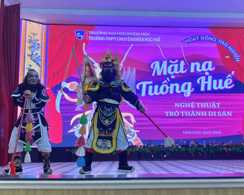 Học sinh tìm hiểu nghệ thuật mặt nạ Tuồng Huế