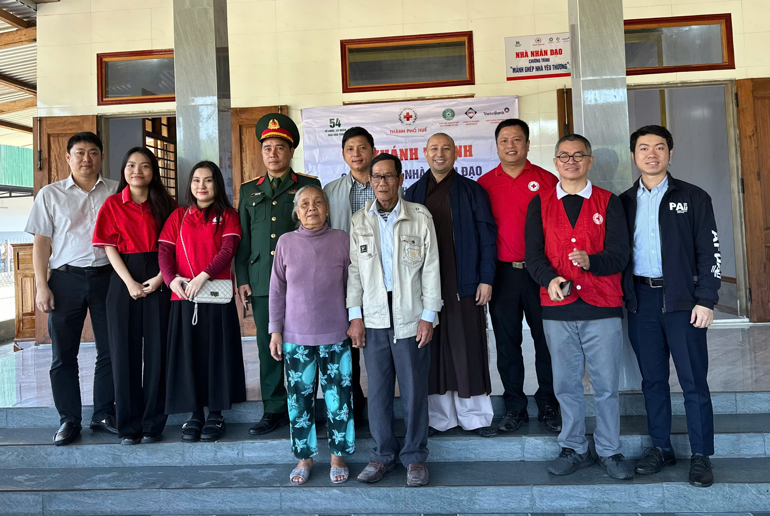 Bàn giao nhà “Mảnh ghép nhà yêu thương” ở xã Khe Tre