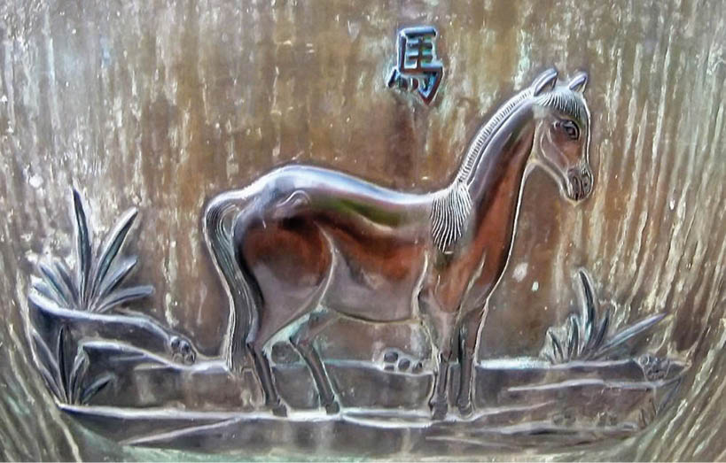 Con ngựa trên Cửu đỉnh Huế